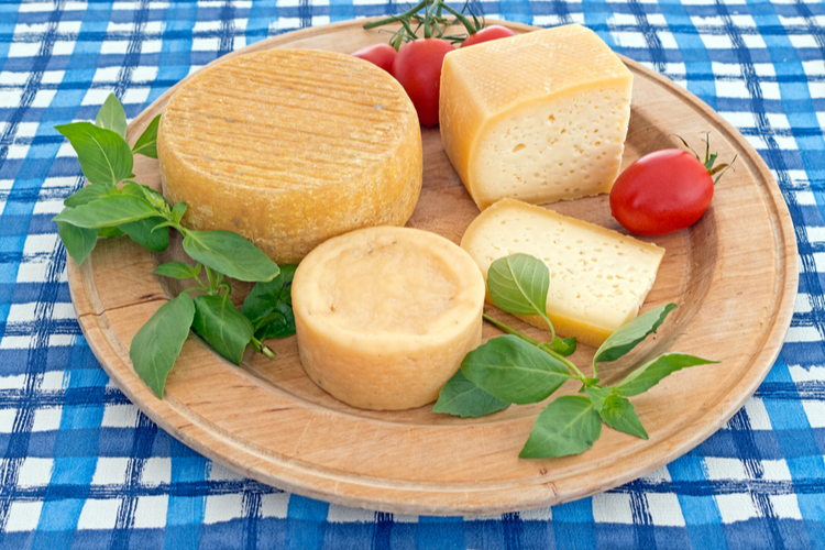 Sharp Cheddar Wedge (per lb)